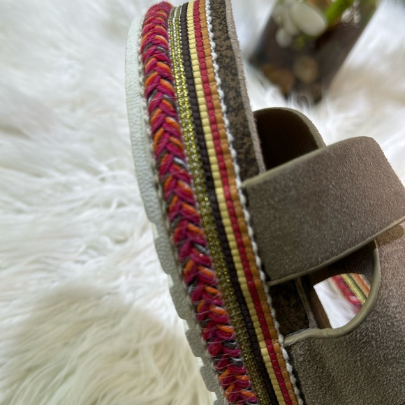 Muk Luks Tan platform sandals - Picture 7 of 8